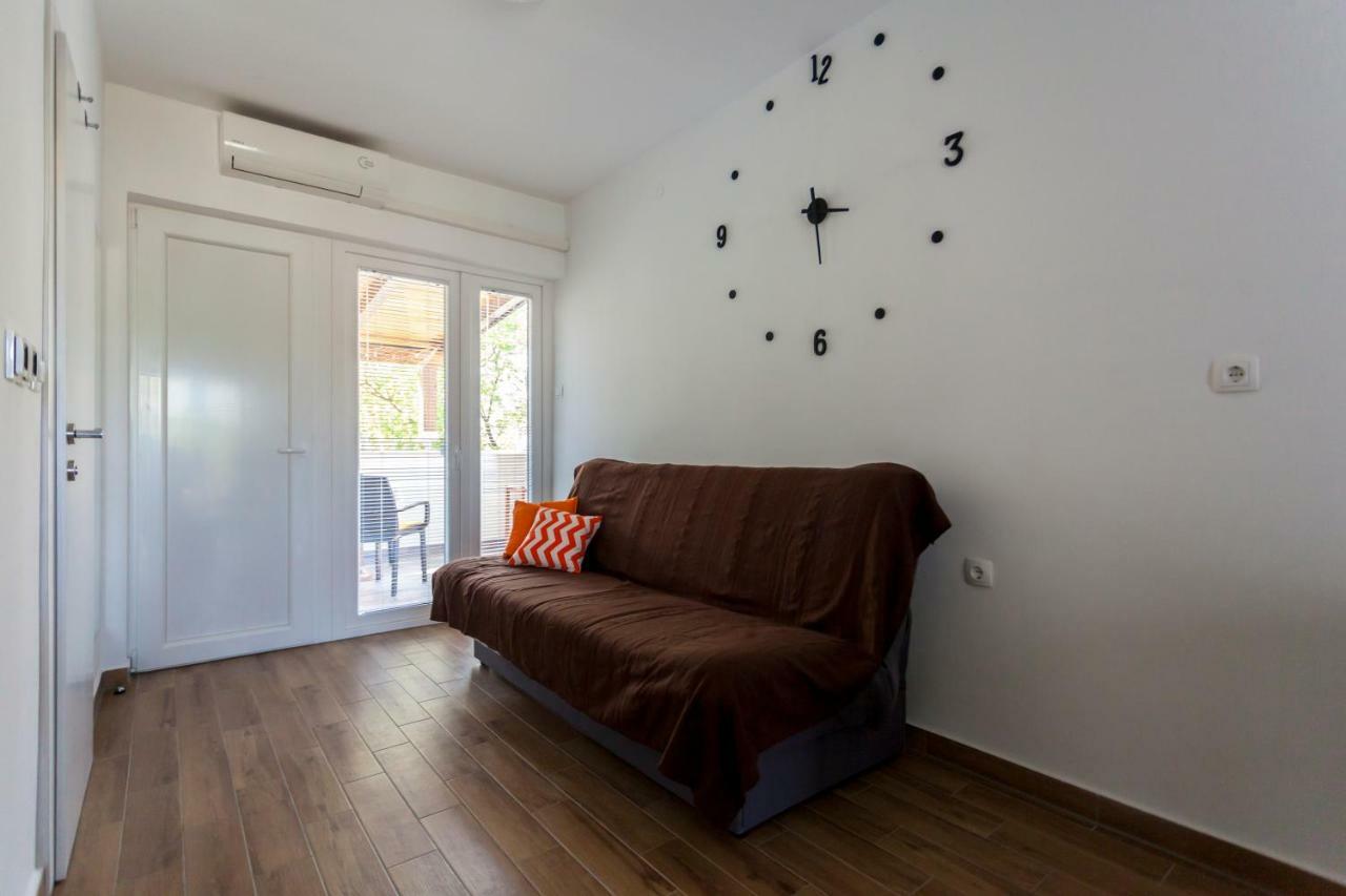 Apartment Hasanec By El-Pi Tours Njivice Exterior photo